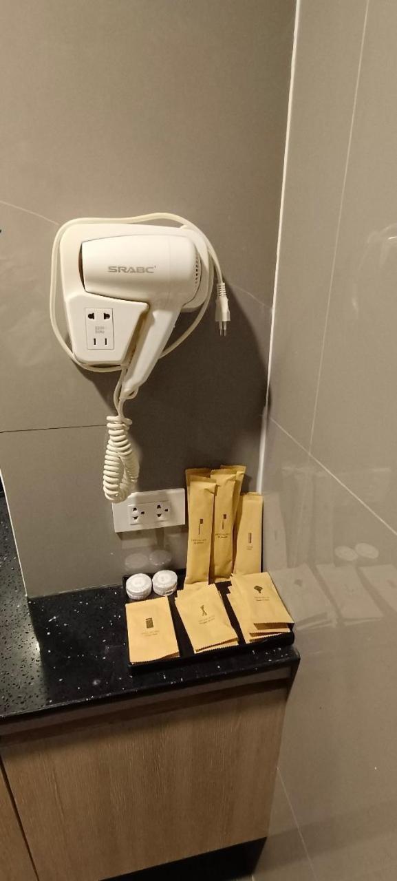 The Airport Courtyard Suvarnabhumi Airport Μπανγκόκ Εξωτερικό φωτογραφία A hair dryer in a hotel bathroom