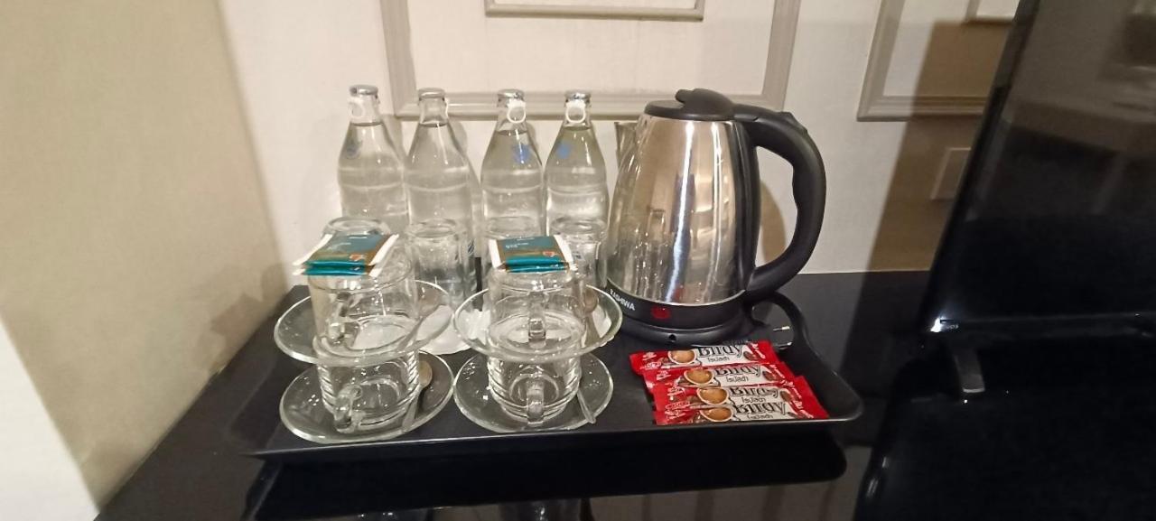 The Airport Courtyard Suvarnabhumi Airport Μπανγκόκ Εξωτερικό φωτογραφία Bottled water and a kettle in a hotel room